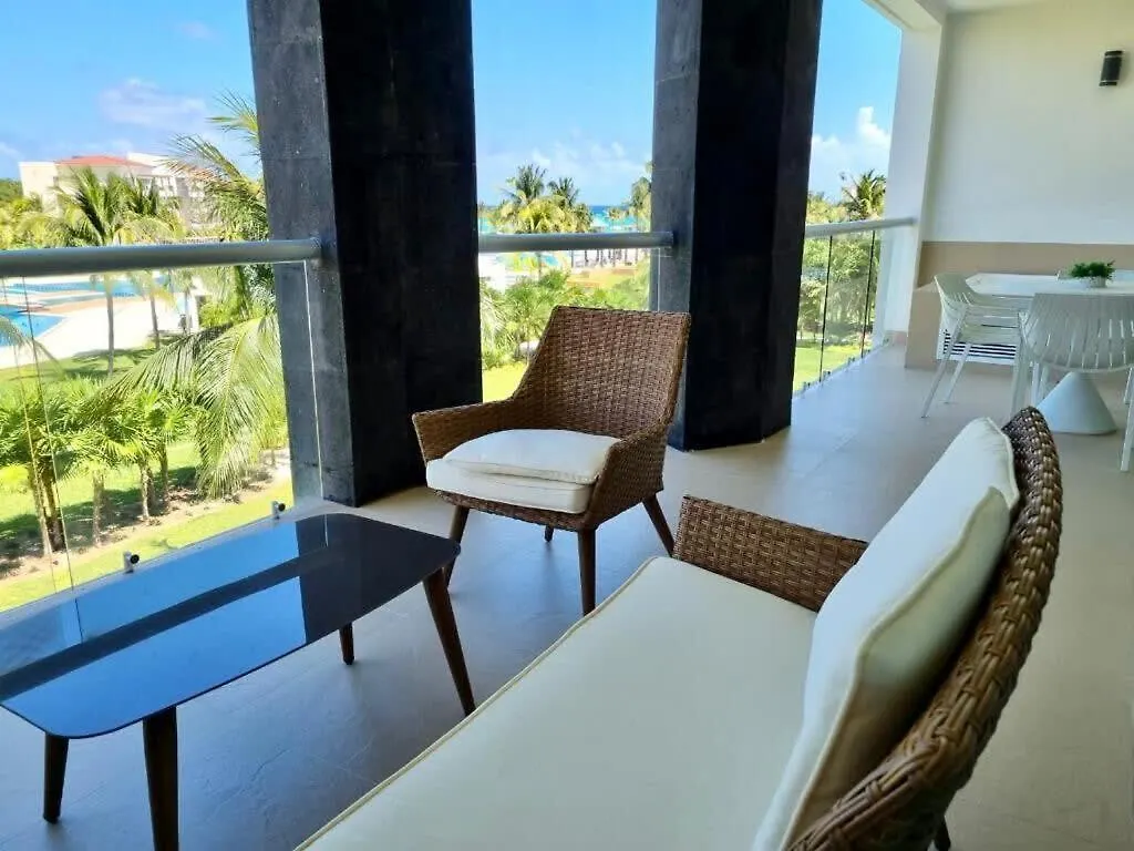 Luxurious Hideaway With Private Beach Access Playa del Carmen Apartment