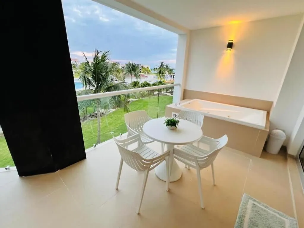 Luxurious Hideaway With Private Beach Access Playa del Carmen