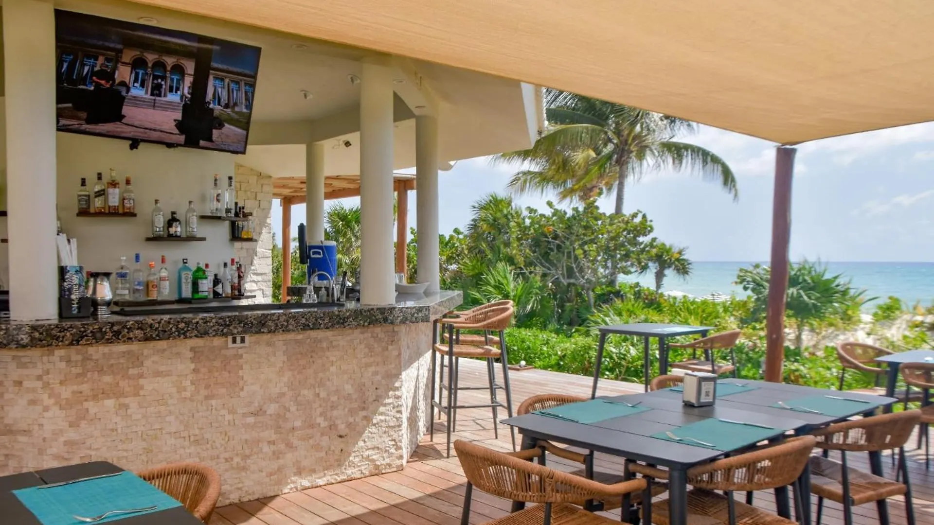 Luxurious Hideaway With Private Beach Access Playa del Carmen Apartment